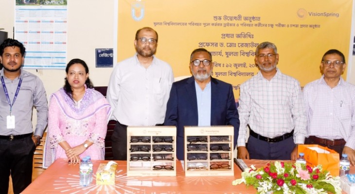 খুবির ড্রাইভার ও কর্মচারীদের চক্ষু পরীক্ষা এবং চশমা প্রদান